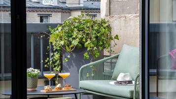 Premium tweepersoonskamer, 1 tweepersoonsbed, terras (Privilege) | Een minibar, een kluis op de kamer, een bureau, verduisterende gordijnen