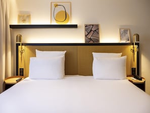 Een minibar, een kluis op de kamer, een bureau, verduisterende gordijnen