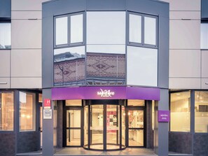 经典三人房, 1 张双人床和 1 张沙发床 | 迷你吧、客房内保险箱、办公桌、遮光窗帘