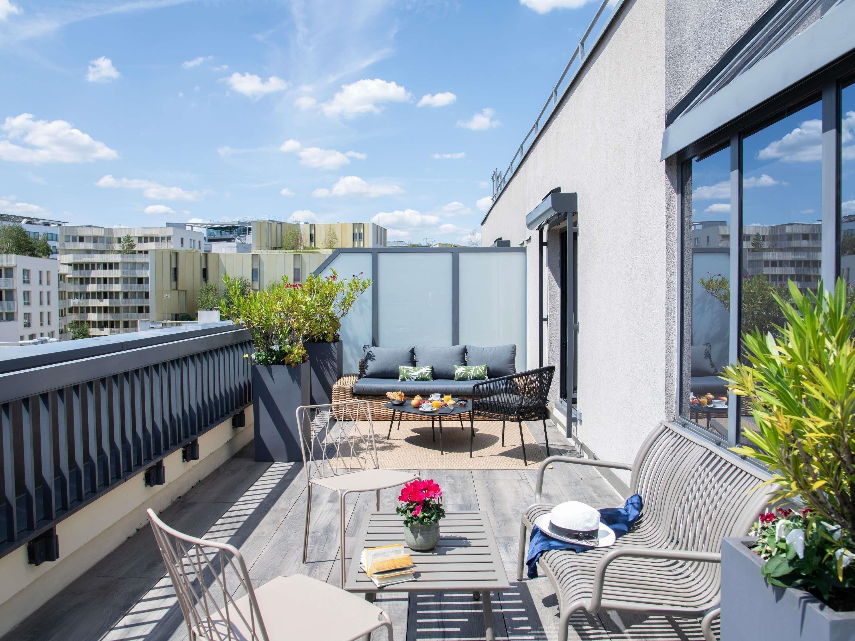 Minibar, caja de seguridad en la habitación y escritorio 