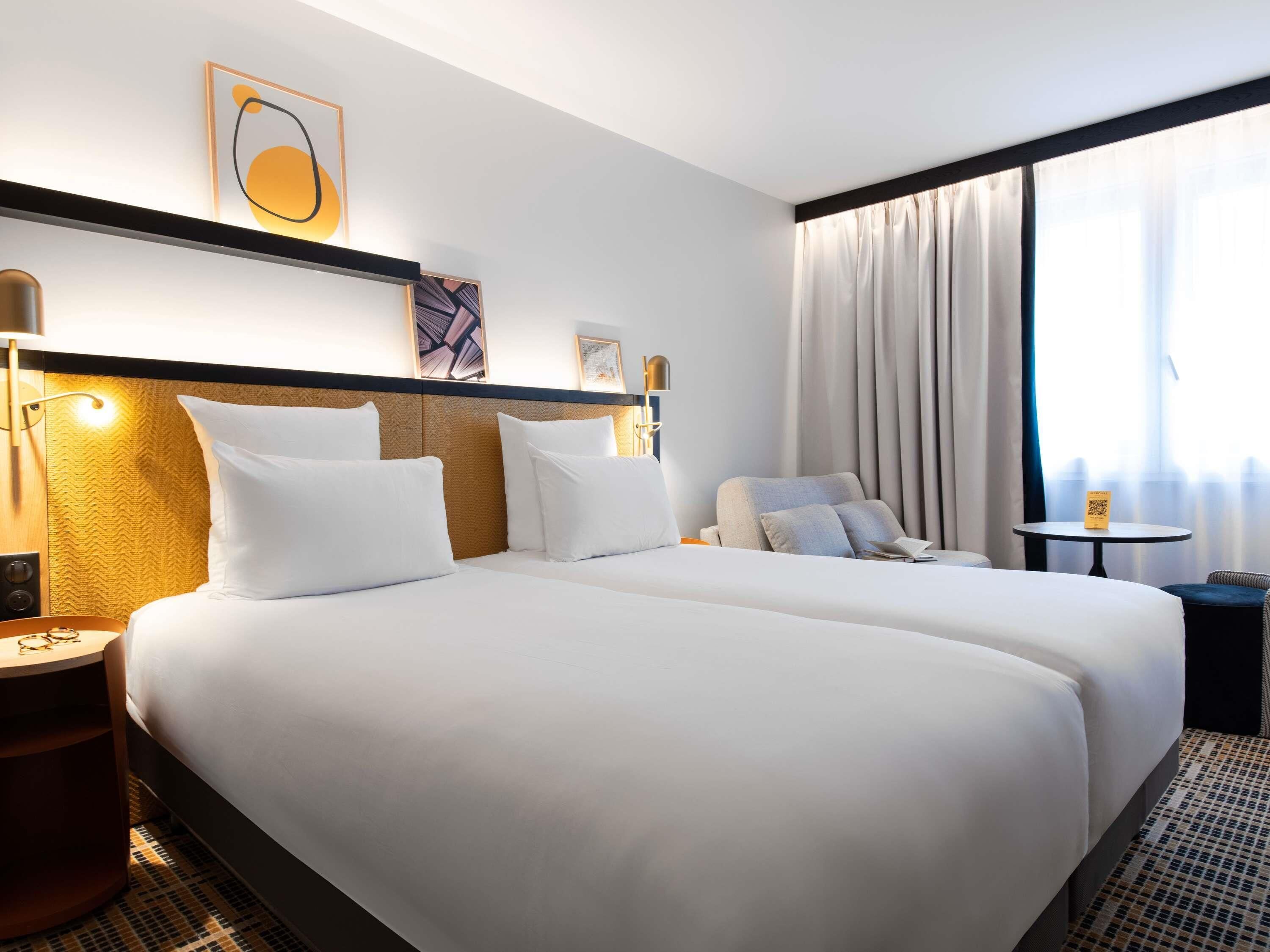 Classic Twin Room | Minibar, in-room safe, desk, blackout drapes