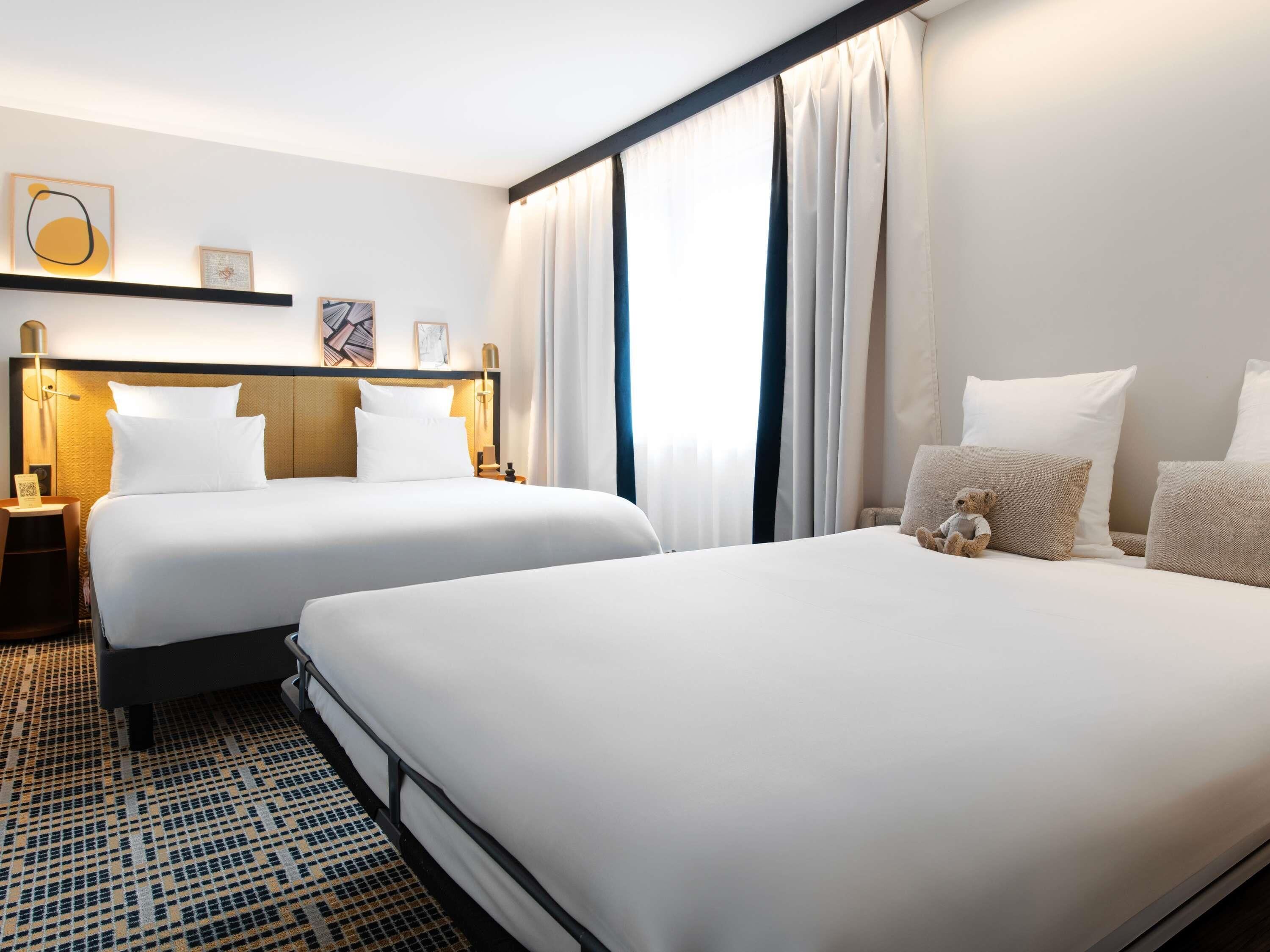 Habitación cuádruple clásica, 1 cama doble con sofá cama | Minibar, caja fuerte, escritorio y cortinas opacas