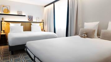 Habitación cuádruple clásica, 1 cama doble con sofá cama | Minibar, caja fuerte, escritorio y cortinas opacas