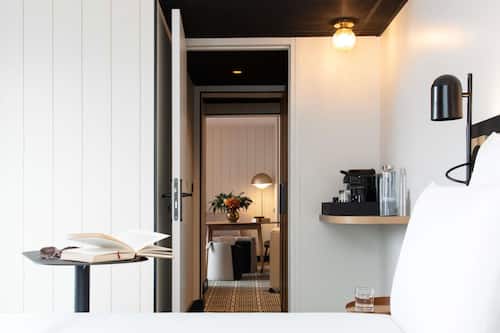 Minibar, caixa forta a l'habitació, escriptori i cortines opaques