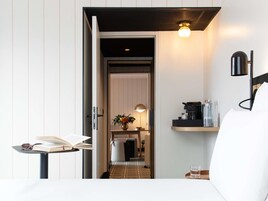 Minibar, caja de seguridad en la habitación y escritorio 