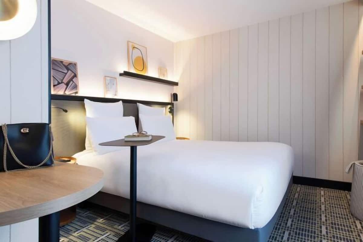 Minibar, coffres-forts dans les chambres, bureau, rideaux occultants