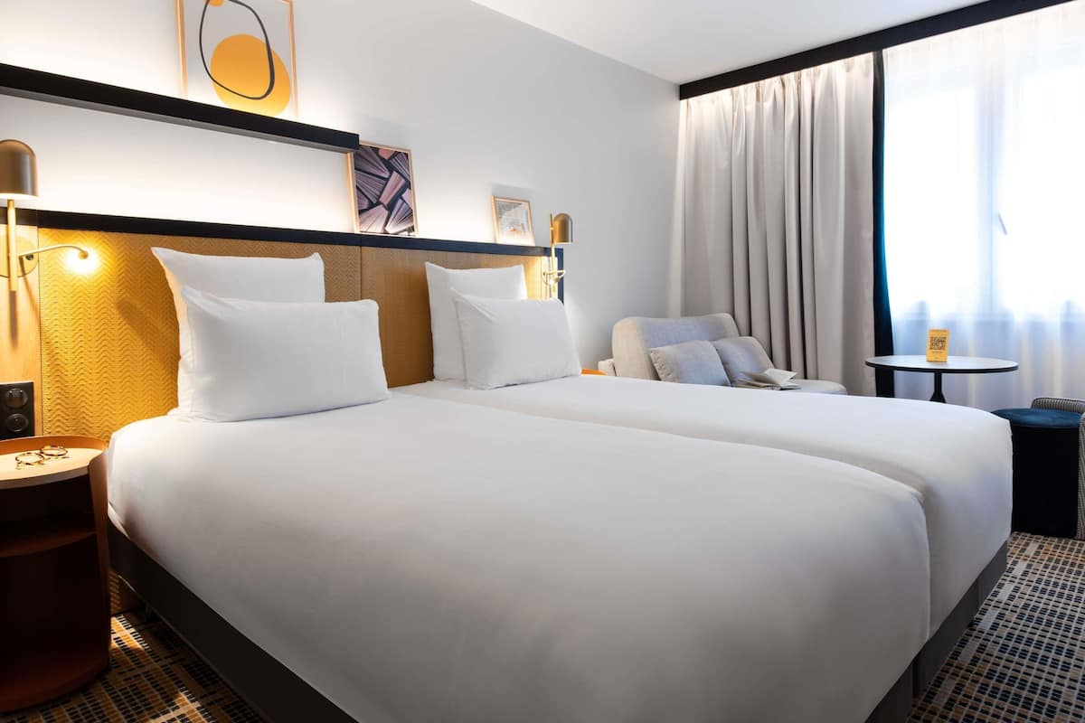 Classic Twin Room | Minibar, in-room safe, desk, blackout drapes