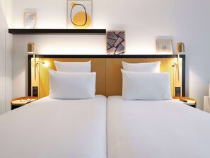 Habitación clásica con 2 camas individuales | Minibar, caja de seguridad en la habitación y escritorio 