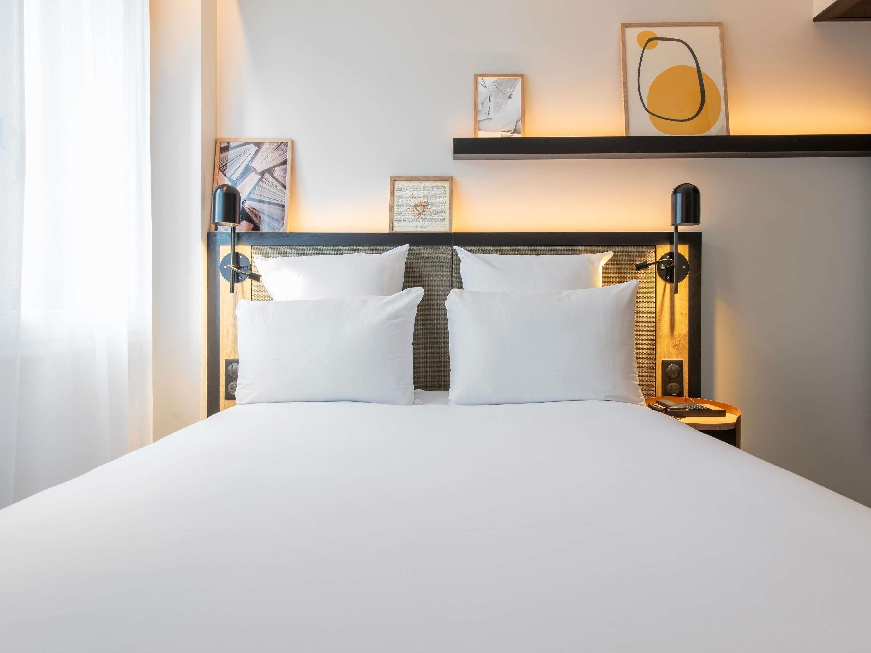 Minibar, coffres-forts dans les chambres, bureau, rideaux occultants