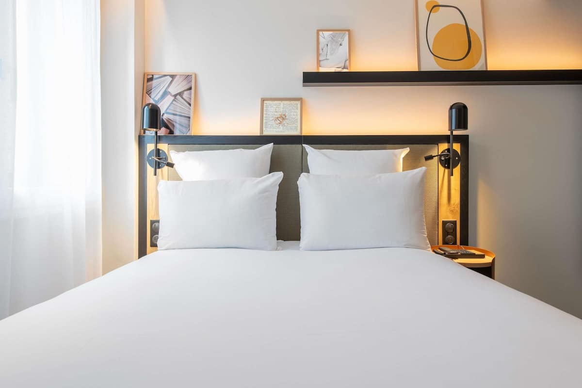 Minibar, coffres-forts dans les chambres, bureau, rideaux occultants