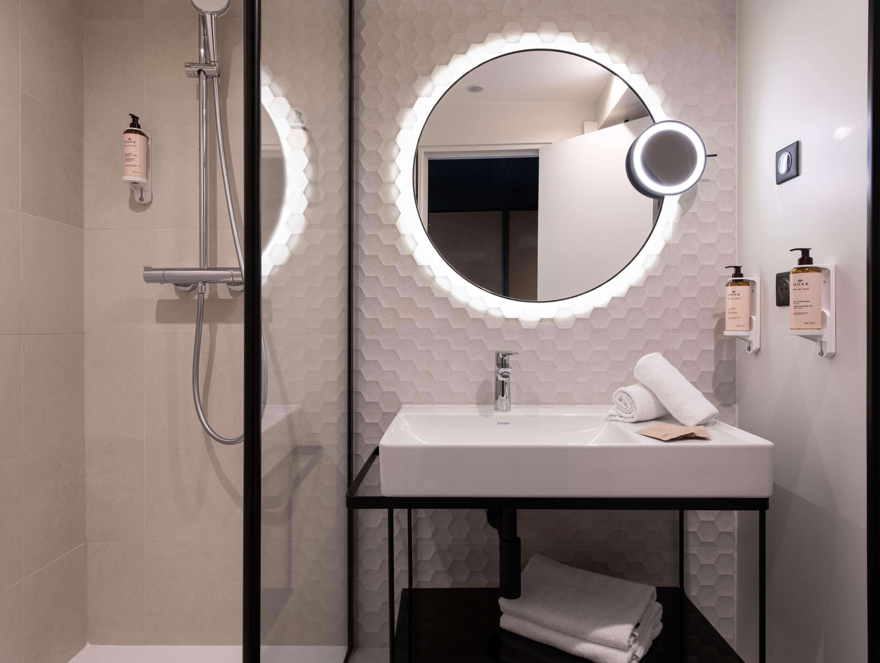 Classic Twin Room | Bar mini, peti besi dalam bilik, meja, langsir/tirai gelap terus 