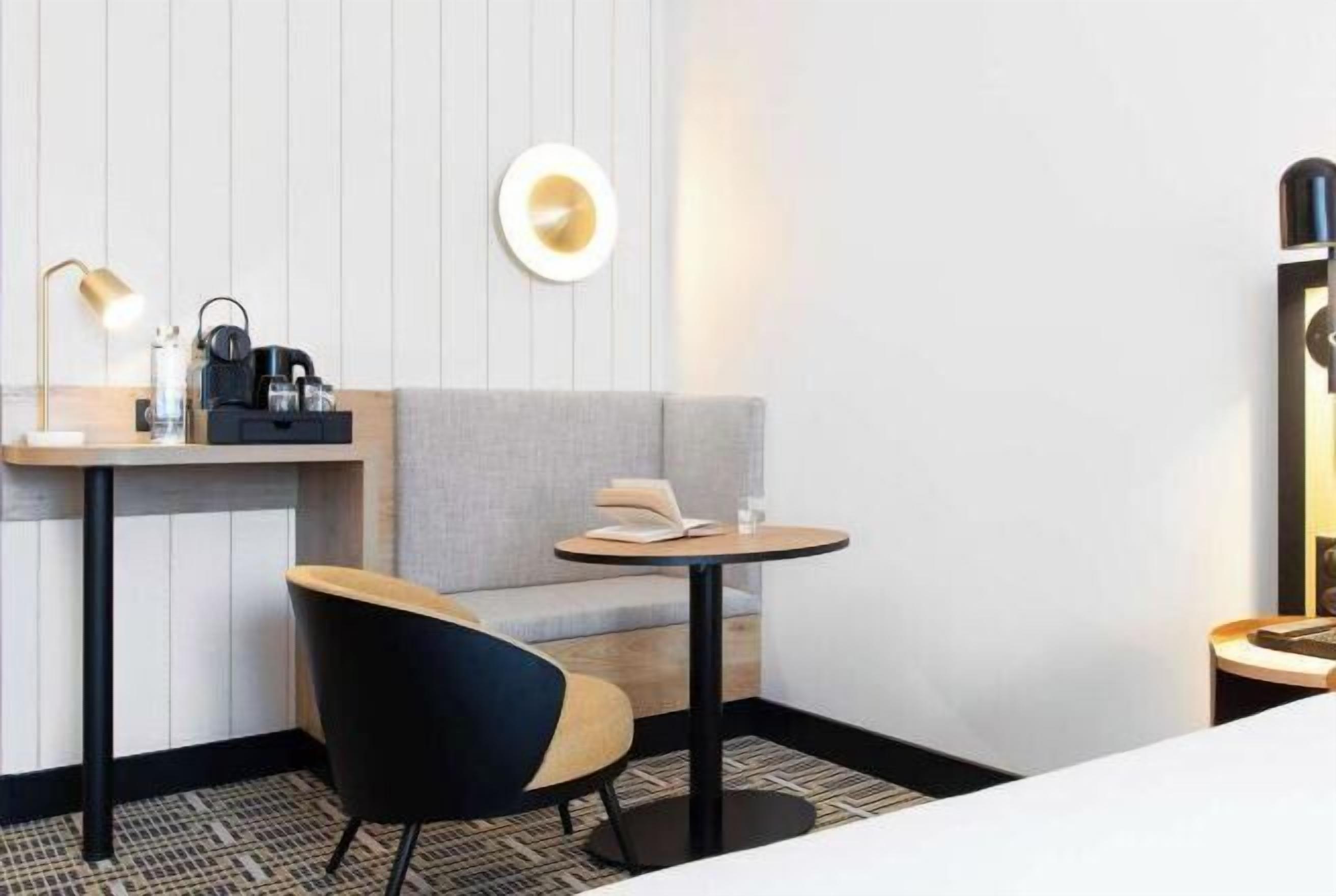 Minibar, coffres-forts dans les chambres, bureau, rideaux occultants