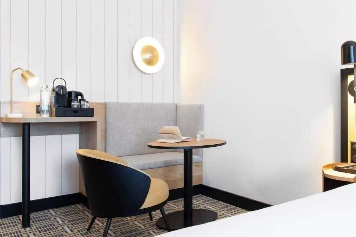 Minibar, caja de seguridad en la habitación y escritorio