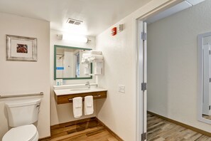 Amenidades de baño gratuitas, secadora de cabello, toallas 
