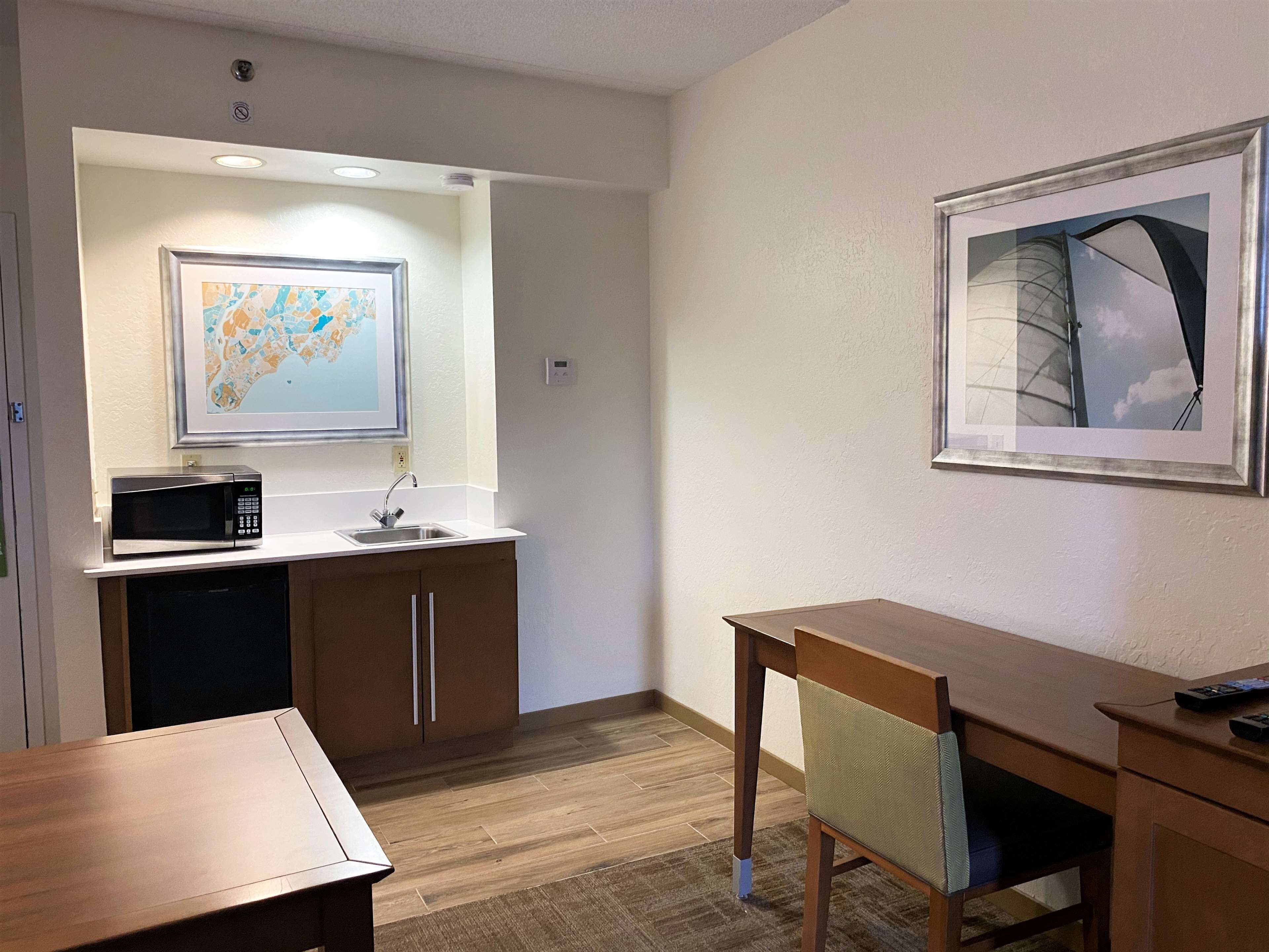 suite, 1 king bed | minibar