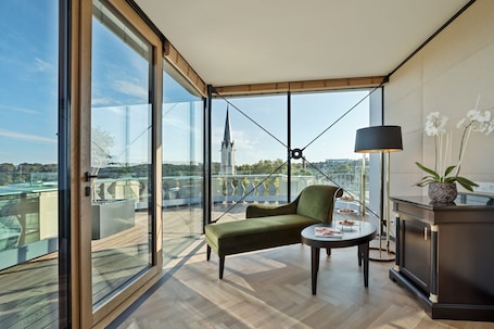 Kaiser Suite | Living area | 37-inch flat-screen TV with cable channels, TV. Austria Trend Parkhotel Schönbrunn