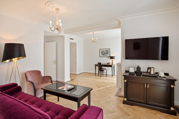 Un salon moderne avec un meuble en bois foncé, un téléviseur à écran plat, un canapé rouge et une table basse.