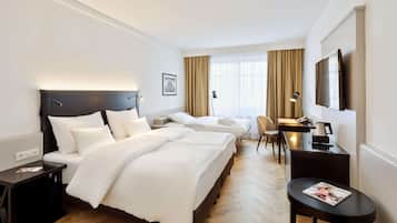 Kamar Keluarga | Seprai antialergi, minibar, brankas, dan meja kerja