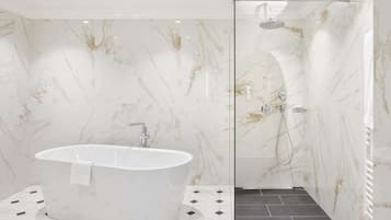Een moderne badkamer met een vrijstaand bad, een douche met glazen wanden en marmeren muren.