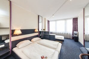 基础三人房 | 办公桌、免费 WiFi