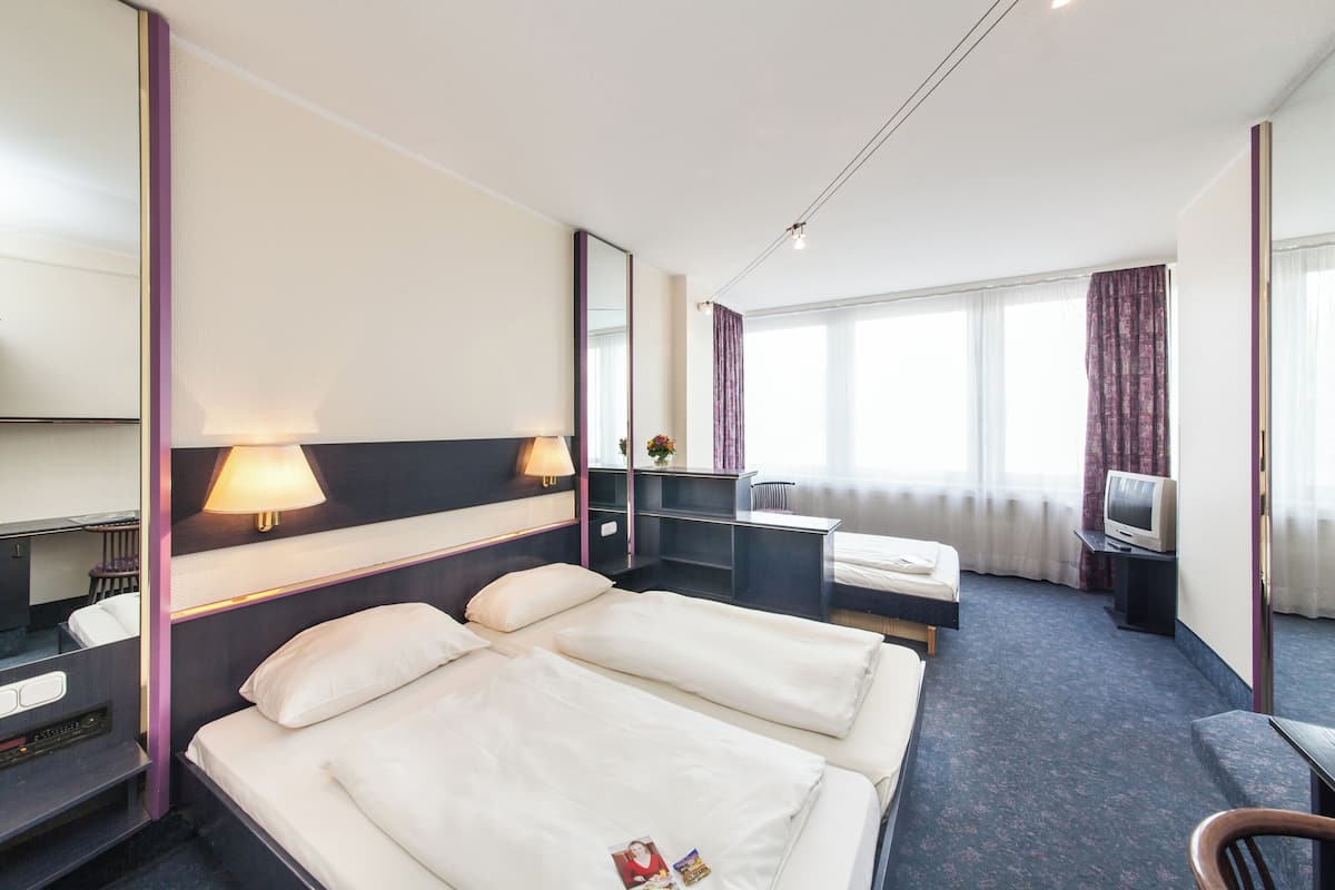 Basic Triple Room | Desk, free WiFi