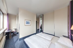 Desk, free WiFi - Scope Hotel Mirage (Neuss)