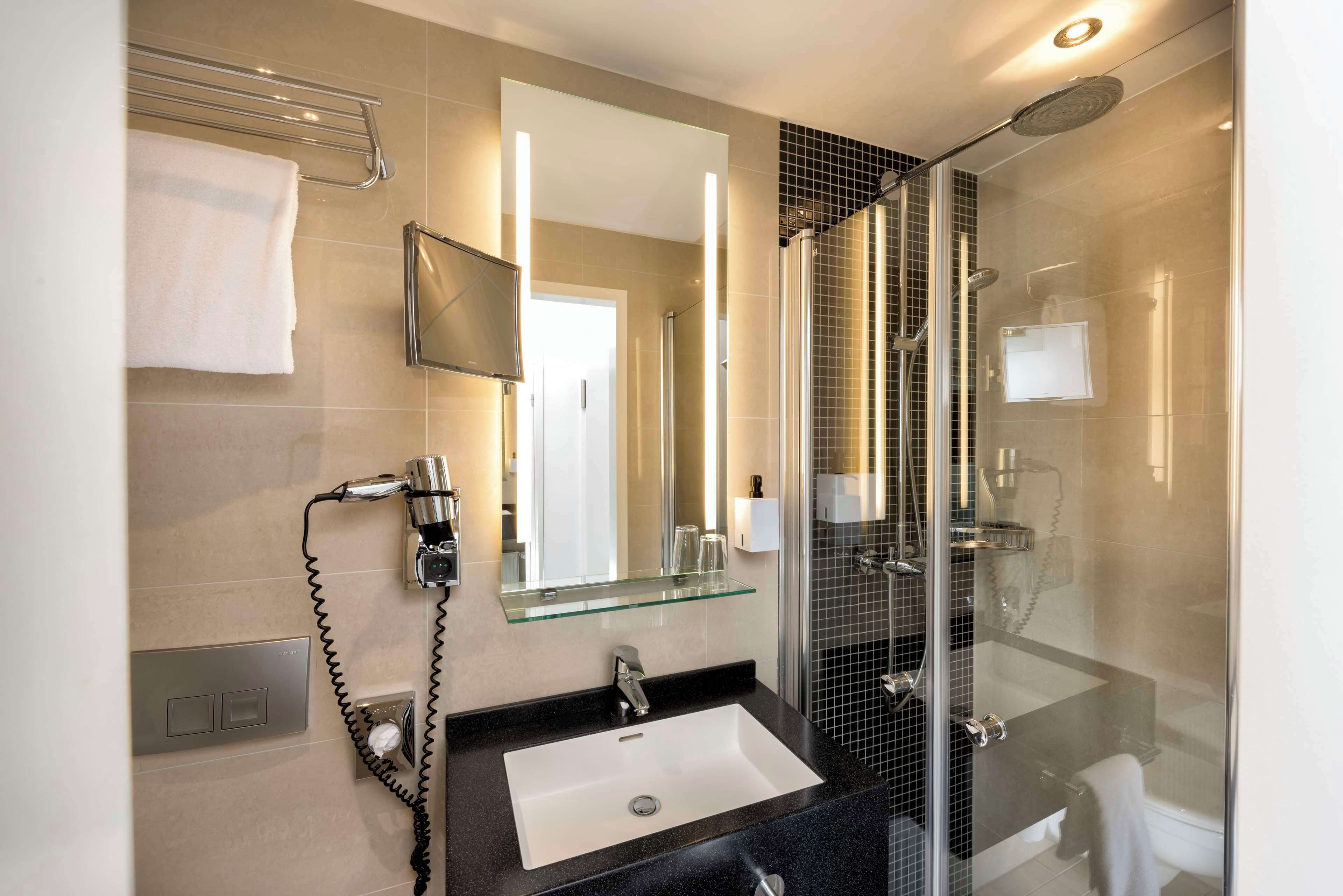 standard single room | bathroom | shower, eco-friendly toiletries, hair dryer, towels