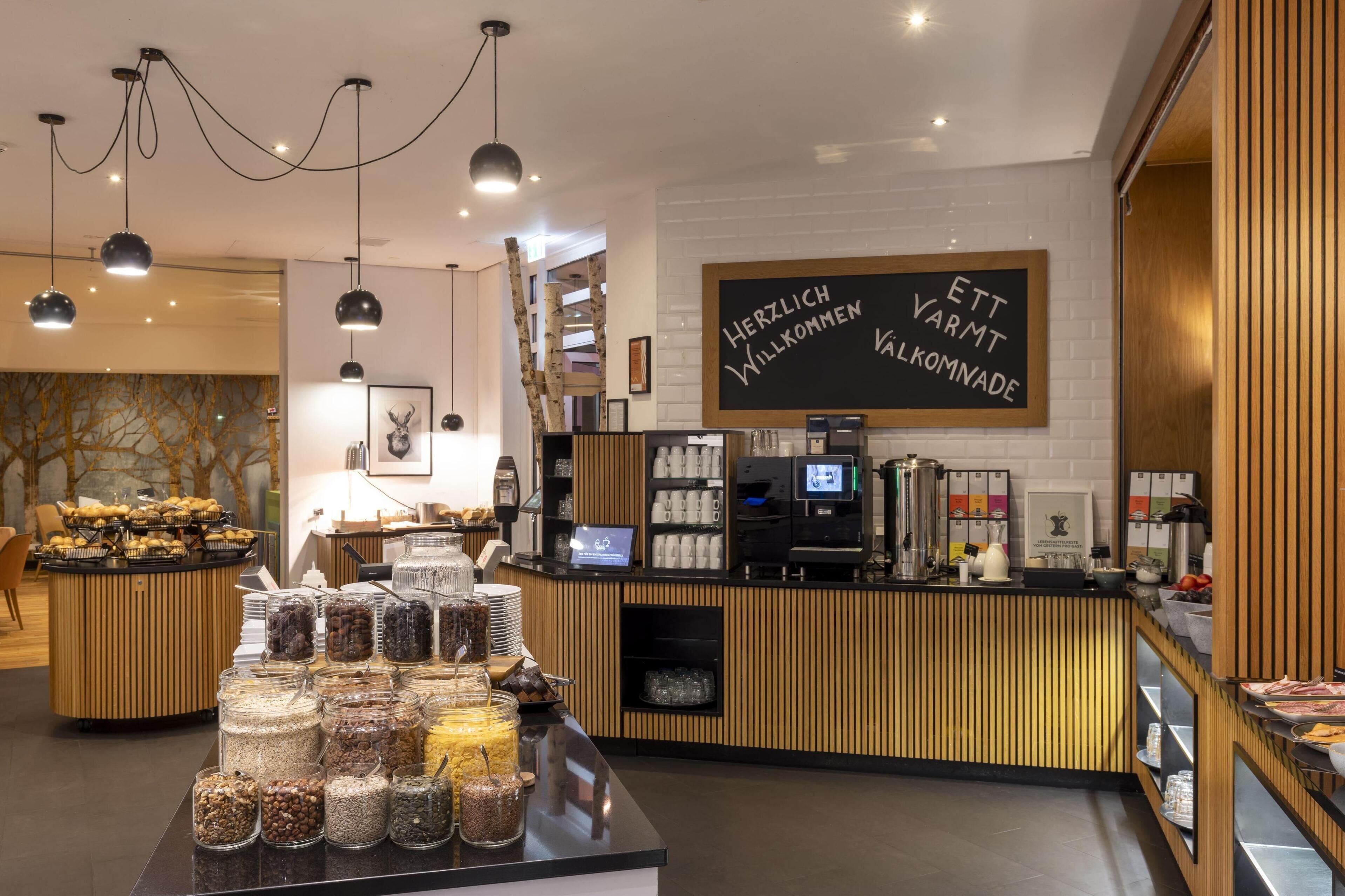 Desayuno buffet diario (EUR 24 por persona)