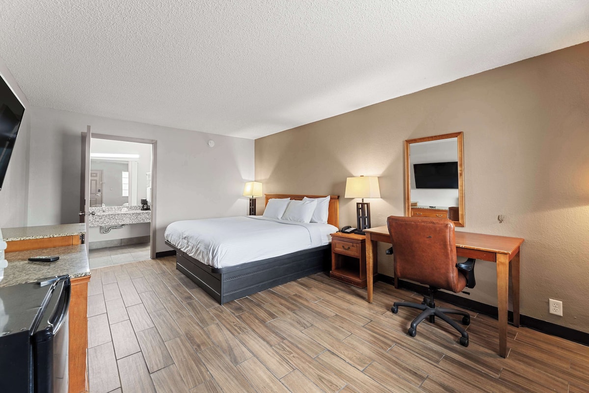 Business Room, 1 King Bed, Smoking | Desk, soundproofing, iron/ironing board, free WiFi