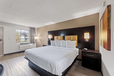 Desk, soundproofing, iron/ironing board, free WiFi. Americas Best Value Inn Ft. Worth Hurst