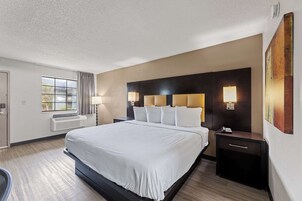 Escritorio, sistema de insonorización y tabla de planchar con plancha 