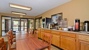 Free daily continental breakfast - Travelers Inn and Suites (Memphis)