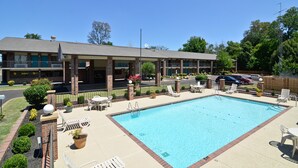 Outdoor pool - Travelers Inn and Suites (Memphis)