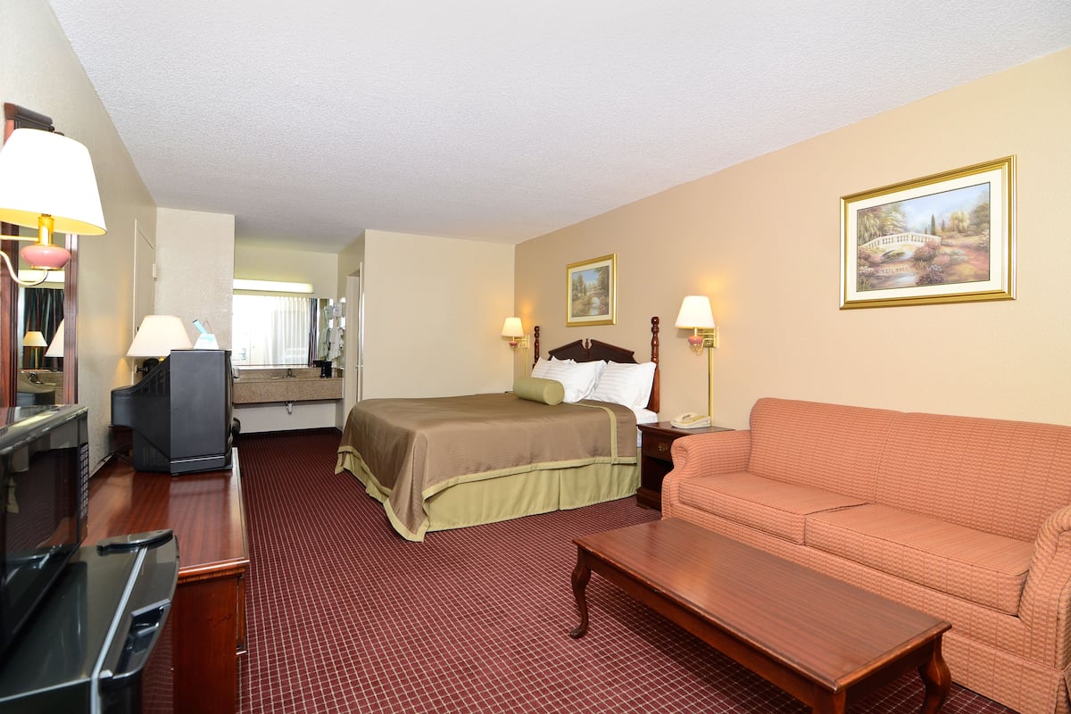 Standard Room | Desk, iron/ironing board, WiFi (free), alarm clocks