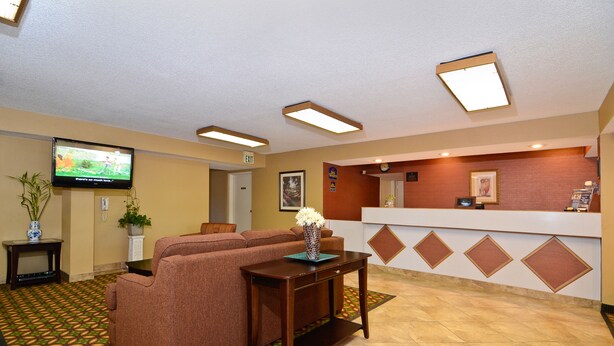 Lobby - Travelers Inn and Suites (Memphis)