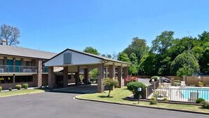 Exterior - Travelers Inn and Suites (Memphis)