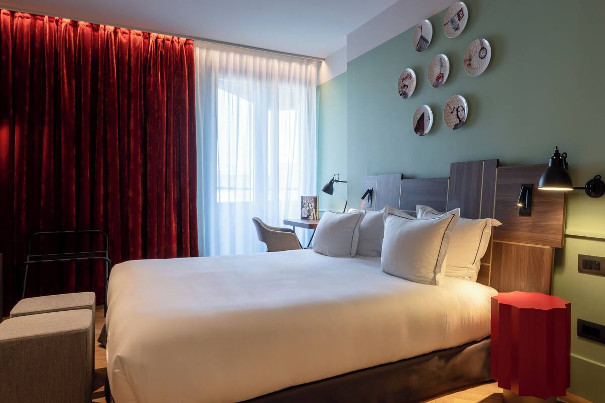 Kamar Double, difabel mobilitas | Selimut bulu angsa, minibar, brankas, dan meja kerja