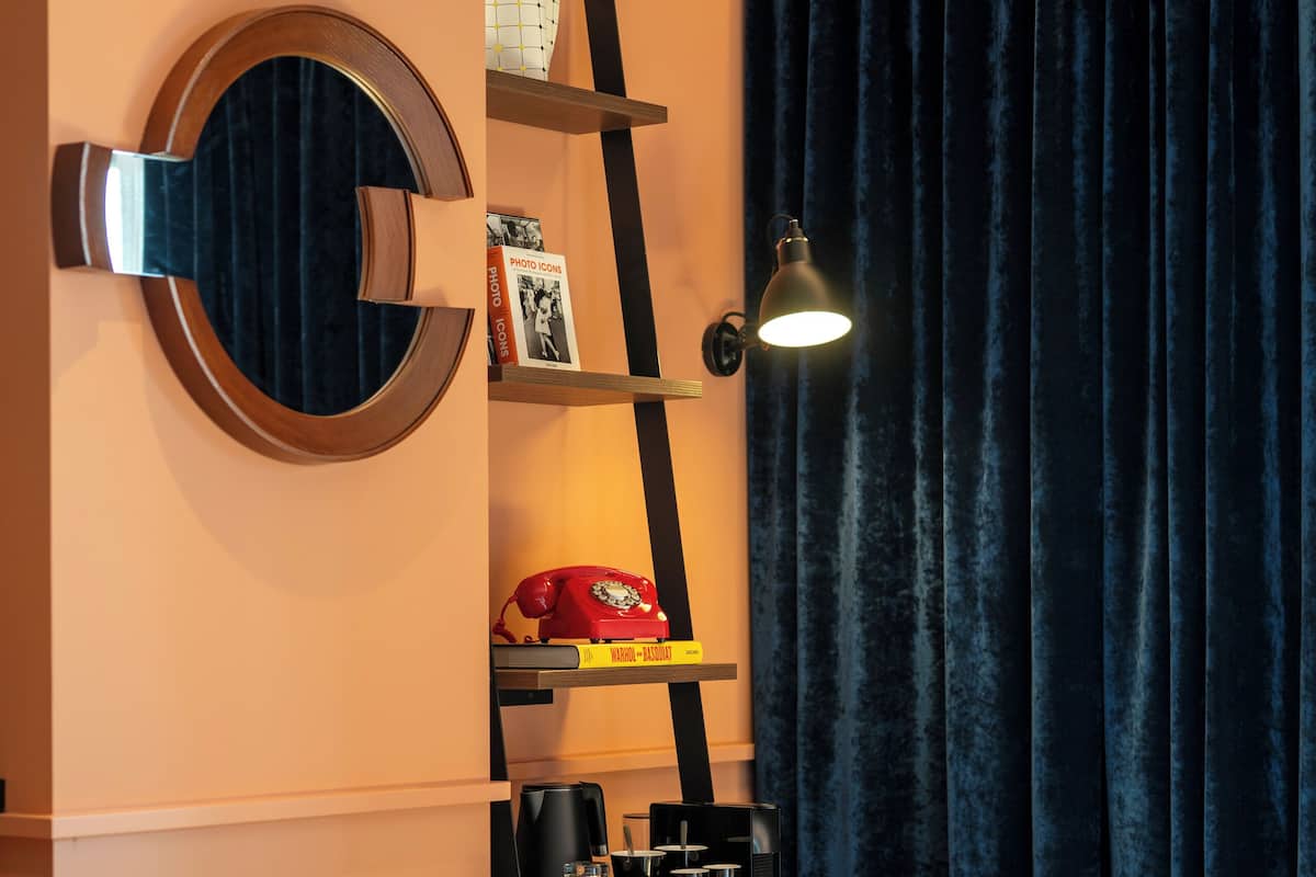 Cobrellits, minibar, caixa forta a l'habitació i escriptori