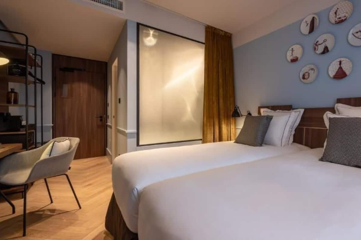 La Tailor Twin | Edredones de plumas, minibar, caja fuerte y escritorio