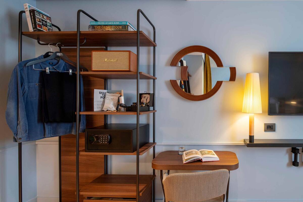 La Tailor Twin | Selimut bulu angsa, minibar, brankas, dan meja kerja