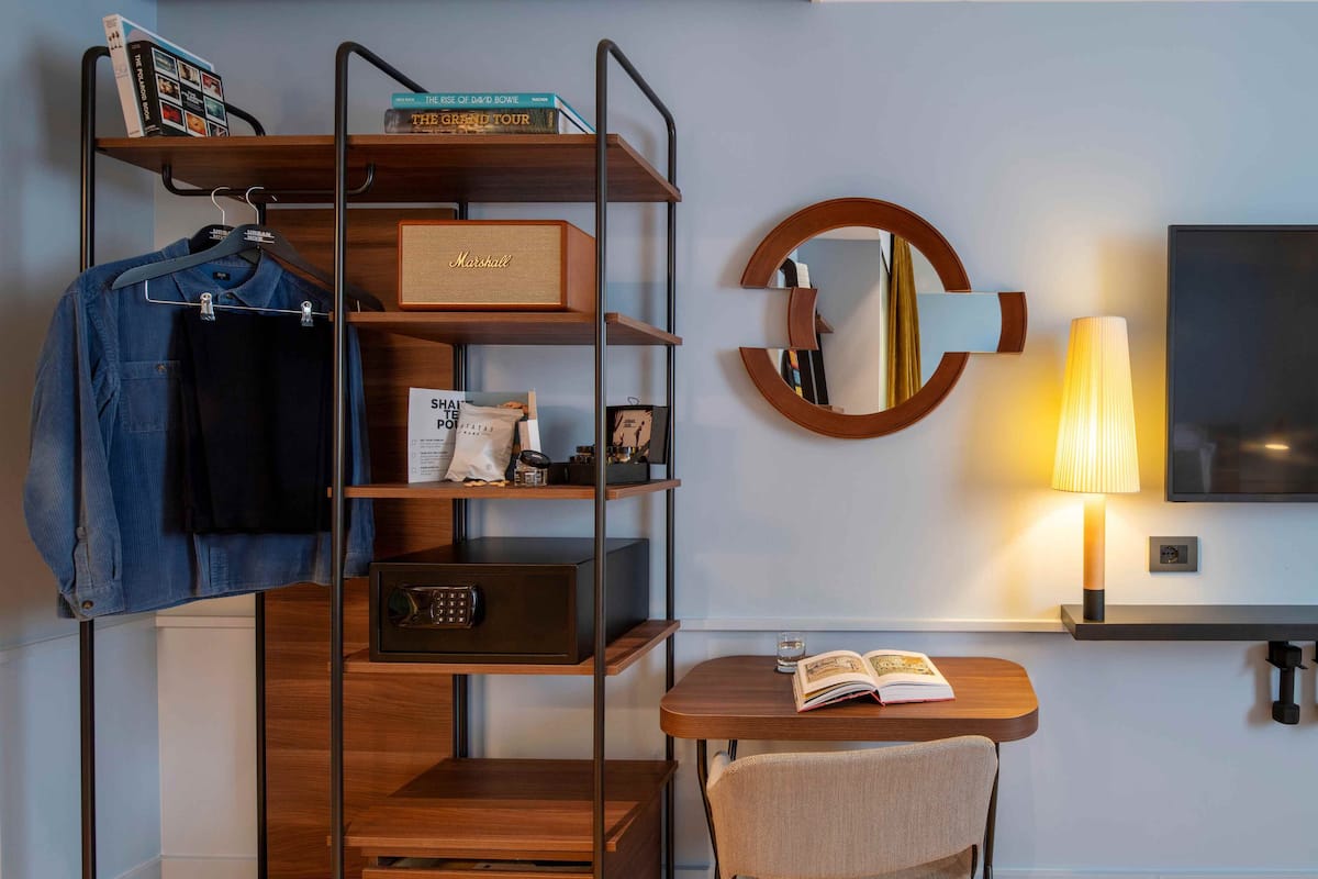 La Tailor Twin | 羽毛の掛け布団、ミニバー、セーフティボックス (室内)、デスク