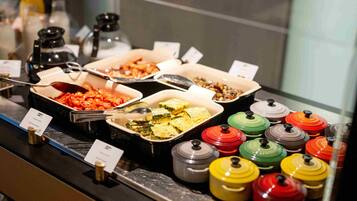 Een buffet met diverse gerechten en toevoegingen.