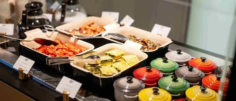 Un bufé con diversos alimentos y salsas.