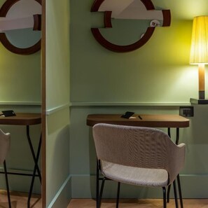 Cubrecamas, minibar, caja de seguridad en la habitación y escritorio 