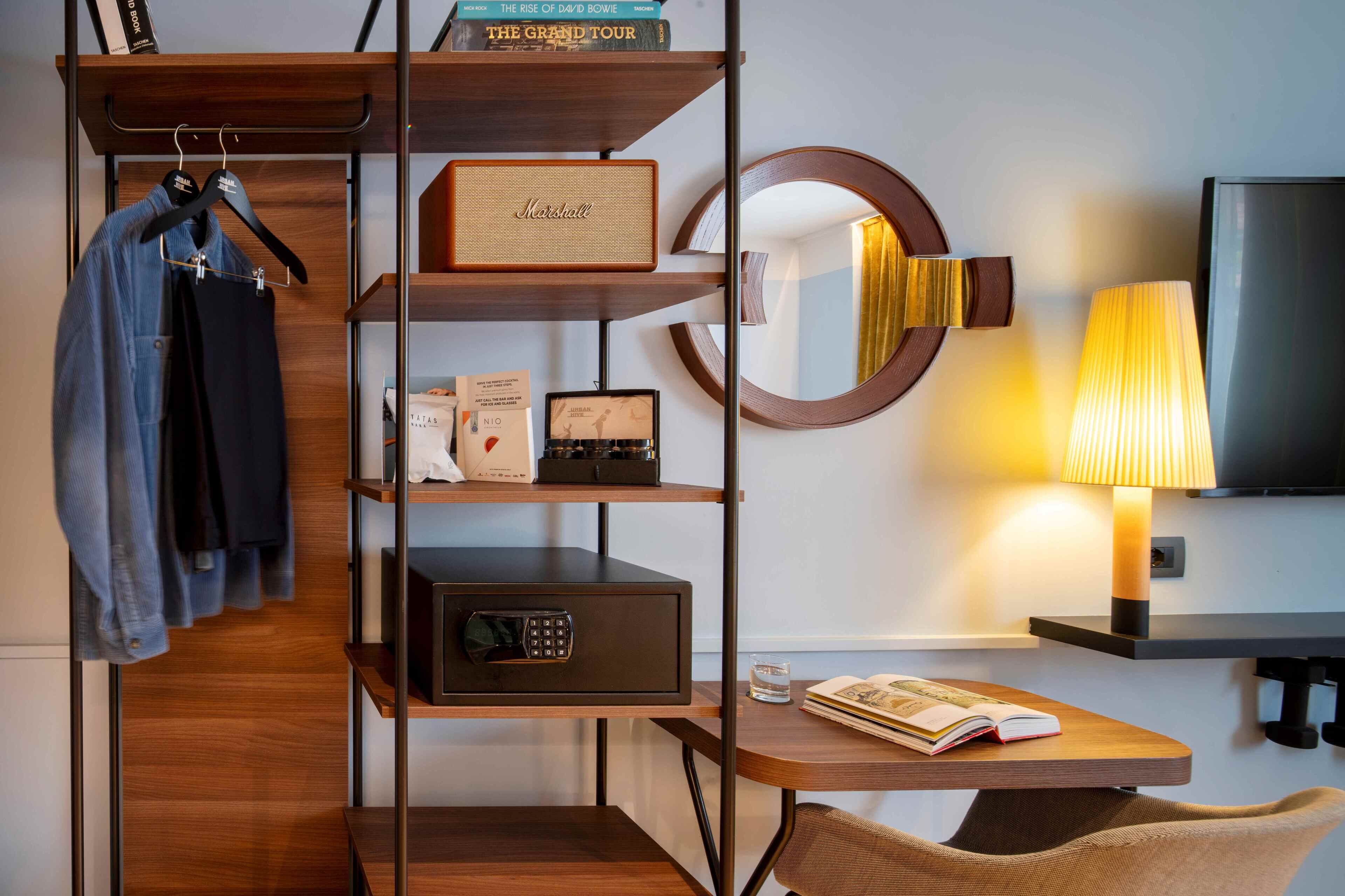 Cubrecamas, minibar, caja de seguridad en la habitación y escritorio 