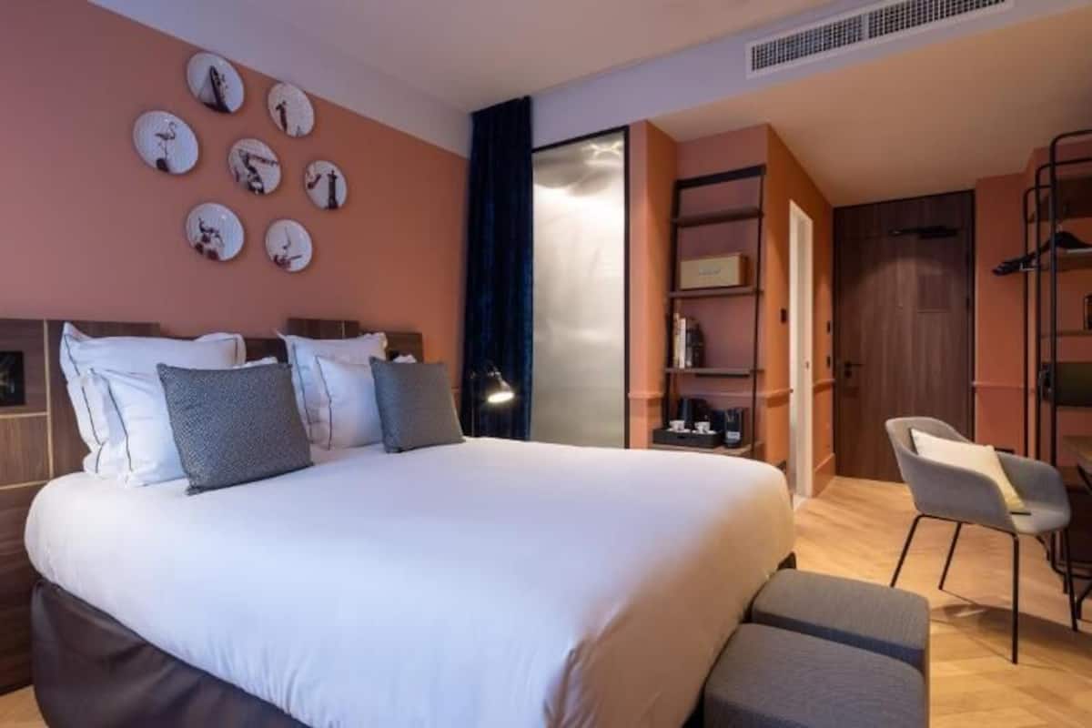 Habitació doble Deluxe | Cobrellits, minibar, caixa forta a l'habitació i escriptori