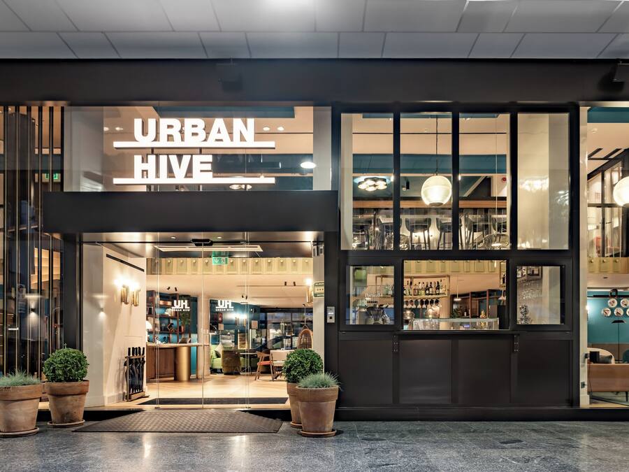 Vista frontal de la propiedad por la tarde o noche