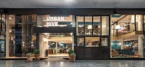 Fachada de la propiedad por la tarde o noche