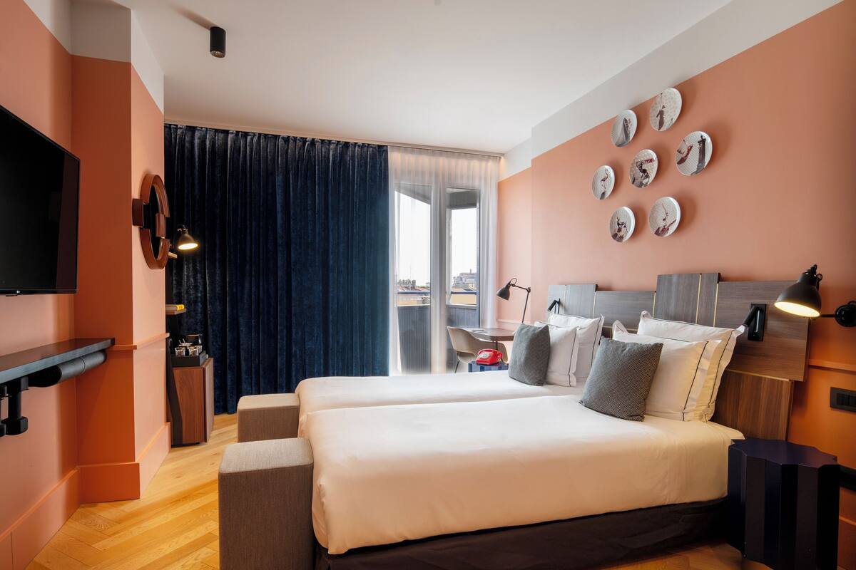 Kamar, 2 Tempat Tidur Twin, difabel mobilitas | Selimut bulu angsa, minibar, brankas, dan meja kerja