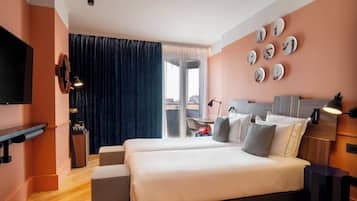 Habitación, 2 camas individuales, acceso para personas con movilidad reducida | Edredón, minibar, caja de seguridad en la habitación y escritorio